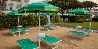 Hundehotel - Ladestation Elektroauto - Italien - Den vierbeinigen Freunden stellt das Hotel zur Verfügung einen eigenen, extra ausgestatteten kleinen abgegrenzten Strandbereich für Gäste mit Tieren (ohne direkten Zugang zum Meer, auf dem Grundstück des Hotels). - Hotel Croce di Malta