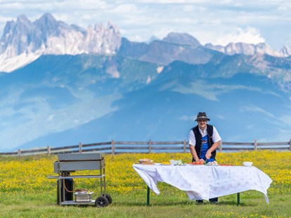 Hundehotel - Dorf Tirol - Juniorchef Walter beim wöchentlichen Grillen auf der Alm - Sonnenhotel Adler Nature Spa Adults only