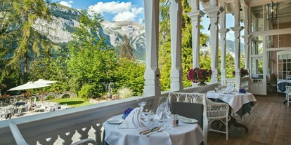Hundehotel - Schweiz - hr Vierbeiner darf Sie gerne zum Essen begleiten, wir reservieren Ihnen gerne einen Tisch in unserer Le Bar "1903" oder im Sommer auf der Jugendstilveranda/Garten.

(Hunde sind bei uns, ausser im Speiserestaurant und im Wellnessbereich, überall erlaubt.) - Schweizerhof Flims, Romantik Hotel