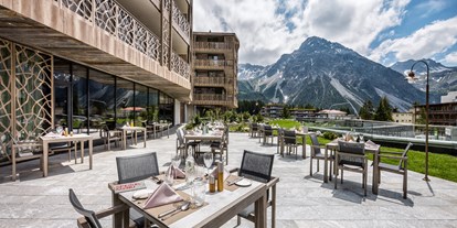 Hundehotel - Umgebungsschwerpunkt: Berg - Schweiz - Restaurant Terrasse - Valsana Hotel Arosa