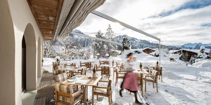 Hundehotel - Preisniveau: exklusiv - Schweiz - Panorama-Terrasse im Winter - GOLFHOTEL Les Hauts de Gstaad & SPA
