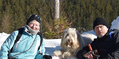 Hundehotel - Sitzplatz im Garten - Berge genießen im Schnee - Alpenlodge AUSseeZEIT 