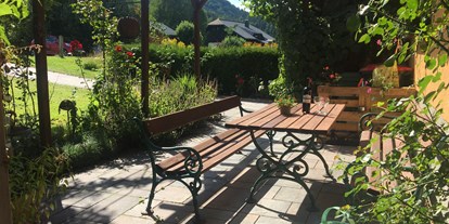 Hundehotel - Österreich - Gemütliches Beisammensein auf der schönen Südwestterrasse vor dem Haus inklusive 
Alpenlodge AUSseeZEIT - Alpenlodge AUSseeZEIT 