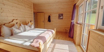 Hundehotel - Badewanne und Dusche - Grundlsee Schlafzimmer - Narzissendorf Zloam