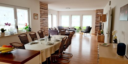 Hundehotel - Unterkunftsart: Chalet - Wohn Essbereich - Monteur- und Ferienwohnung Gästehaus Rhein-Main Ferienwohnung