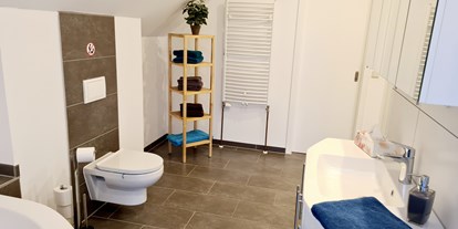 Hundehotel - Badewanne und Dusche - Badezimmer im Obergeschoss - Monteur- und Ferienwohnung Gästehaus Rhein-Main Ferienwohnung