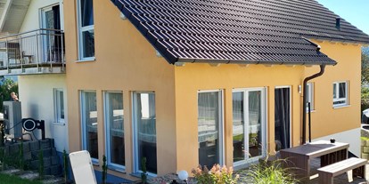 Hundehotel - Schwerpunkt: in Seenähe - Außenansicht mit Terrasse  - Monteur- und Ferienwohnung Gästehaus Rhein-Main Ferienwohnung