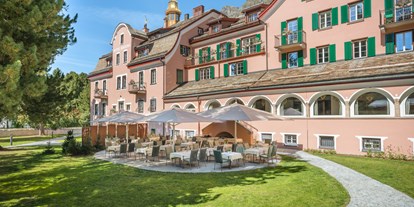 Hundehotel - Umgebungsschwerpunkt: Berg - Schweiz - Grosszügiger Hotelpark mit Sonnenterrasse - Parkhotel Margna
