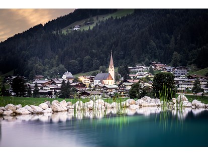Hundehotel - Umgebungsschwerpunkt: Fluss - Tiroler Unterland - Das Dorf St. Jakob Blick vom Lago de Unterlechner - Adults Only Hotel Unterlechner