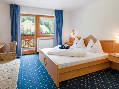 Hundehotel - Preisniveau: günstig - Trentino-Südtirol - Doppelzimmer mit Balkon - Hotel Bergkristall