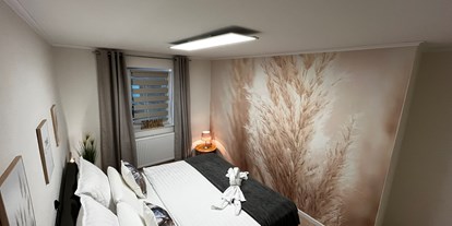 Hundehotel - Schwerpunkt: exklusive Unterkunft - zweites kuschliges Schlafzimmer mit großem Doppelbett - Wellness Ferienhaus Bergheide