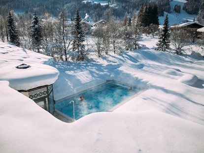 Hundehotel - Pools: Außenpool beheizt - Österreich - Rundherum verschneiter beheizter Außenpool - Hotel Gut Weissenhof ****S