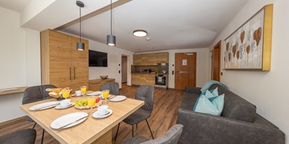 Hundehotel - Umgebungsschwerpunkt: Fluss - Pinzgau - Wohnzimmer + Küche Top 5 und Top 8 - Appartements Fürstauer