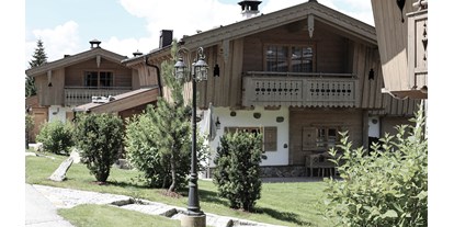 Hundehotel - Adults only - Österreich - INNs HOLZ Chaletdorf Garten im Sommer - INNs HOLZ Chaletdorf