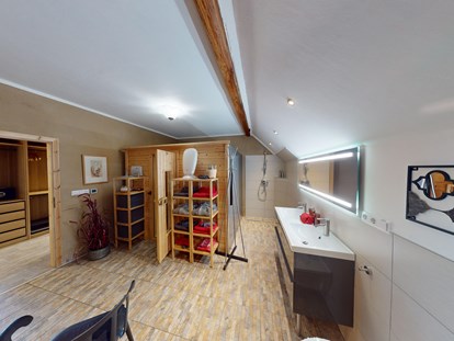 Hundehotel - Sauna - Wellness-Bad, dahinter der Ankleideraum des Doppel-Schlafzimmers "Panorama-View". - Maifelder Wellness-Loft mit Naturpanorama und 70 Inklusiv-Leistungen