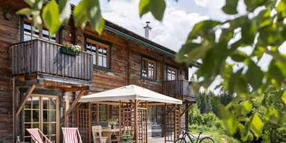 Hundehotel - Sauna - Steiermark - Aussenansicht mit Garten - Sloho Bergurlaub