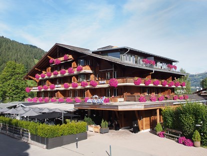 Hundehotel - Pools: Außenpool beheizt - Schweiz - Hotel im Sommer - Arc-en-ciel Gstaad