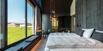 Hundehotel - WLAN - Schweiz - Dunkles Holzzimmer mit Doppelbett - Macardo Premium B&B