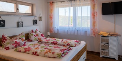 Hundehotel - Bergwanderungen - Glonntal - Schlafzimmer mit Fernseher - Ferienhaus "Traudl"