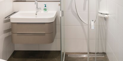 Hundehotel - Badewanne und Dusche - Glonntal - Badezimmer mit ebenerdiger Dusche und Eck-Badewanne - Ferienhaus "Traudl"
