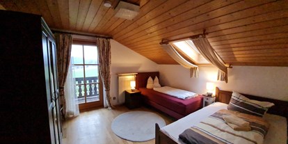 Hundehotel - Bergwanderungen - Wendelsteinblick - Schlafzimmer mit Boxspringbett und breitem Einzelbett - Ferienhaus "Traudl"