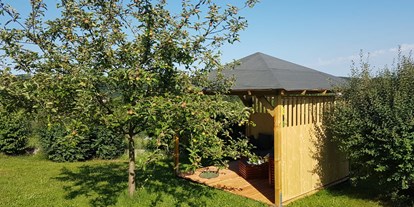 Hundehotel - Schwerpunkt: Städtetrips - Großer Garten mit überdachtem Pavillon und Obstbäumen - Ferienhaus "Traudl"