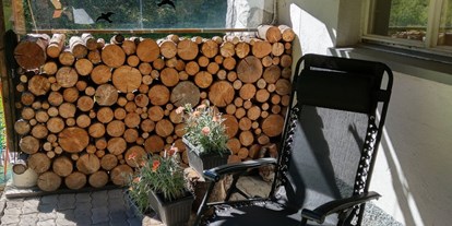 Hundehotel - Schweiz - Überdeckte Terrasse mit Essbereich und Liegestuhl - Ferienwohnung "In da Brünst"