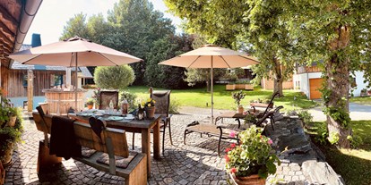 Hundehotel - Sitzplatz im Garten - Landhaus Chalet für 2 Personen
Terrasse mit Garten im Sommer - Das MUSSEA Landhaus Chalet & Scheunenloft