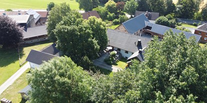 Hundehotel - Schwerpunkt: exklusive Unterkunft - Blick in den Garten unseres Landhaus Chalets - im Hintergrund das Dach unseres Scheunenlofts - Das MUSSEA Landhaus Chalet & Scheunenloft