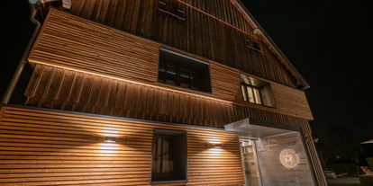 Hundehotel - Internet - Scheunenloft - bis 4 Personen 
Eingangsbereich mit Fassade bei Nacht - Das MUSSEA Landhaus Chalet & Scheunenloft