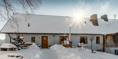 Hundehotel - Badewanne und Dusche - Landhaus Chalet für 2 Personen
Terrasse im Winter - Das MUSSEA Landhaus Chalet & Scheunenloft