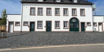 Hundehotel - Wäschewechsel - Vorderfassade des Gebäudes, das nicht weniger als 5 Wohnungen umfasst - Feriendomizil Im Saarschleifenland  (Camille Ollinger )