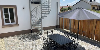 Hundehotel - WLAN - Die Wohnung verfügt über einen 15 qm großen Balkon auf der Südseite sowie über eine komplett eingezäunte, 50 qm große Außenterrasse.

 

Für den Außenbereich sind Outdoor Möbel, Liegen und Stühle mit Auflagen, Sonnenschirm und ein Holzkohlegrill vorhanden - Feriendomizil Im Saarschleifenland  (Camille Ollinger )