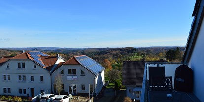 Hundehotel - Winterwanderwege - Die Wohnung verfügt über Balkon mit einer wunderschönen Aussicht über die Saarschleife bis hin zum Hochwald.
Für den Außenbereich sind Outdoor-Möbel, Liegen und Stühle mit Auflagen, Sonnenschirm und ein Holzkohlegrill selbstverständlich vorhanden. - Feriendomizil Im Saarschleifenland  (Camille Ollinger )