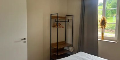 Hundehotel - Wanderwege - In der Wohnung befindet sich ein gemütliches Schlafzimmer mit Doppelbett. - Feriendomizil Im Saarschleifenland  (Camille Ollinger )