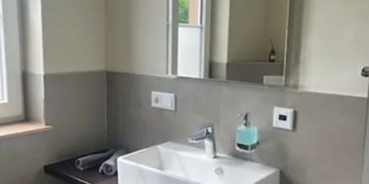 Hundehotel - WLAN - Ein modernes Badezimmer mit Dusche, Waschtisch und WC-Anlage komplettiert die Wohnung. - Feriendomizil Im Saarschleifenland  (Camille Ollinger )