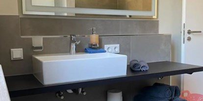 Hundehotel - Wanderwege - Das Badezimmer mit einer 1;5 x1,5 m großen Dusche, einer unter fahrbaren Waschtisch-Anlage und einer modernen WC-Anlage ist komplett barrierefrei. - Feriendomizil Im Saarschleifenland  (Camille Ollinger )