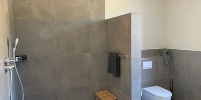 Hundehotel - WLAN - Das Badezimmer mit einer 1;5 x1,5 m großen Dusche, einer unter fahrbaren Waschtisch-Anlage und einer modernen WC-Anlage ist komplett barrierefrei. - Feriendomizil Im Saarschleifenland  (Camille Ollinger )