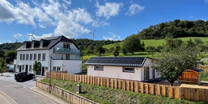Hundehotel - Terrasse - Blick auf den gesamten Komplex (Unterkunft + Spa-Bereich) - Feriendomizil Im Saarschleifenland  (Camille Ollinger )