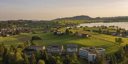 Hundehotel - Verpflegung: Vollpension - Schweiz - Sicht auf das Hotel Allegro, direkt beim Sihlsee - Hotel Allegro Einsiedeln
