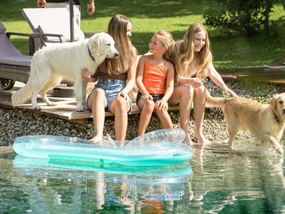 Hundehotel - keine Leinenpflicht im Hotel - Österreich - Der Teich ist für alle ein Highlight - GRUBERS Hotel Apartments Gastein