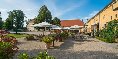 Hundehotel - Schwerpunkt: exklusive Unterkunft - Gutshof mit Restaurant "Alter Stall", Leinenladen und Hofladen - Schloss Lomnitz / Pałac Łomnica