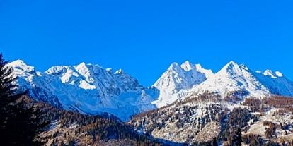 Hundehotel - Winterwanderwege - Blick vom Haus auf die Gipfel der Hohen Tauern - Almchalet Goldbergleiten | Romantische Berghütte - traumhafte Sonnenlage im Nationalpark Hohe Tauern