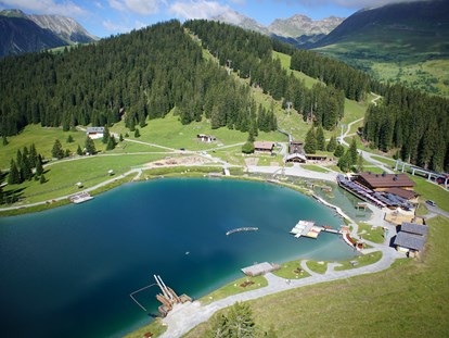 Hundehotel - Pools: Außenpool beheizt - Österreich - Blick auf den See - Hotel Jennys Schlössl