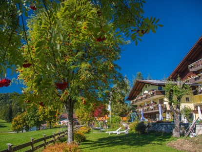 Hundehotel - Sauna - Österreich - Garten und Liegewiese beim Almfrieden Hotel & Romantikchalet - Almfrieden Hotel & Romantikchalet