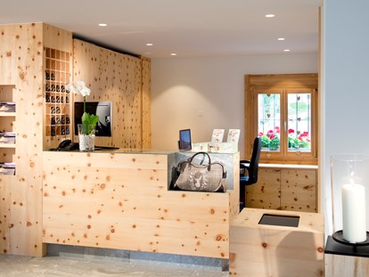 Hundehotel - Umgebungsschwerpunkt: Berg - Schweiz - Unsere Rezeption ist täglich von 07:00 bis 21:00 Uhr für Sie da. - Hotel Chesa Surlej