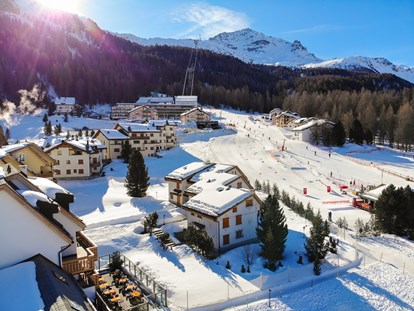 Hundehotel - Umgebungsschwerpunkt: Berg - Schweiz - Unsere Sonnenterrasse, mit Blick auf die Berge, ist im Winter wie im Sommer geöffnet. - Hotel Chesa Surlej