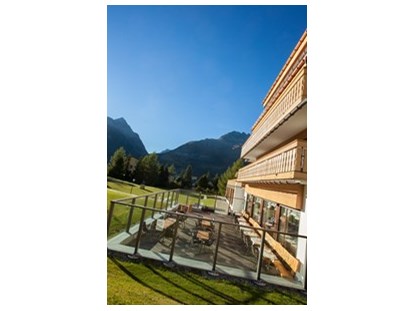Hundehotel - Unterkunftsart: Hotel - Schweiz - Unsere Sonnenterrase mit Blick auf die Berge - Hotel Chesa Surlej