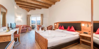 Hundehotel - Umgebungsschwerpunkt: See - Trentino-Südtirol - Romantische Juniorsuite La Visione mit atemberaubender Aussicht auf das Weindorf Kaltern und die Dolomiten  - Hotel Das Badl
