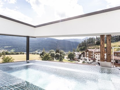 Hundehotel - Sauna - Trentino-Südtirol - Infinity-Skywhirlpool  - Aktiv und Wellnesshotel Traube Post